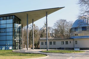 Der Babelsberger Campus des AIP an einem sonnigen Tag. Links ist das Schwarzschildhaus, in der Mitte im Hintergrund die Kuppel des Humboldthauses und rechts das Leibnizhaus sichtbar.