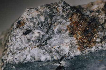 Gesteinsbrocken mit grau-weißer Färbung, Meteorit Ribbeck
